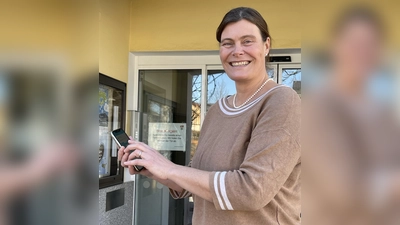 Bürgermeisterin Mindy Konwitschny macht es vor: Abstimmen per democy-App geht ganz schnell und vermittelt ein Stimmungsbild innerhalb der Gemeinde. (Foto: hw)