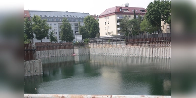 Das Sendlinger Loch: Inmitten einer Stadt, in der händeringend Wohnraum gesucht wird, verwahrlost ein Millionen-Grundstück. Die Anker, die die Betonpfähle stabil halten, haben ihre Nutzungsdauer inzwischen überschritten. (Foto: job)