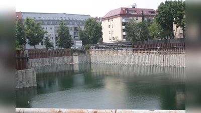 Das Sendlinger Loch: Inmitten einer Stadt, in der händeringend Wohnraum gesucht wird, verwahrlost ein Millionen-Grundstück. Die Anker, die die Betonpfähle stabil halten, haben ihre Nutzungsdauer inzwischen überschritten. (Foto: job)