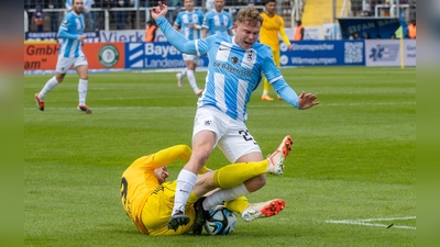 Hartes Foul: Marcel Gaus gegen Kilian Ludewig. (Foto: Anne Wild)