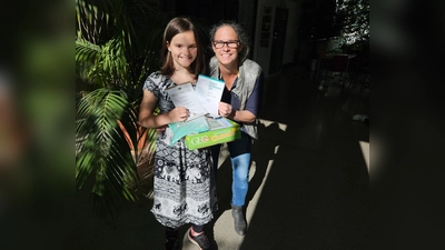Die erstplatzierte Schülerin einer vierten Klasse mit ihrer Lehrerin. (Foto: Grundschule Regina-Ullmann-Straße)