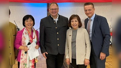 Gemeinsam für ein gelungenes Miteinander der Kulturen: Dr. Wenping Tang, Bürgermeister Wolfgang Panzer und Inci Ahmad (v.l.). (Foto: hw)