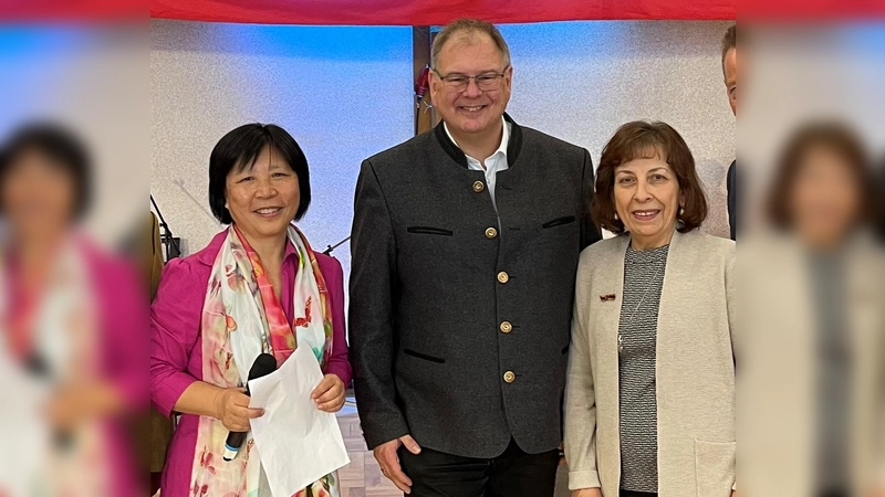 Gemeinsam für ein gelungenes Miteinander der Kulturen: Dr. Wenping Tang, Bürgermeister Wolfgang Panzer und Inci Ahmad (v.l.). (Foto: hw)