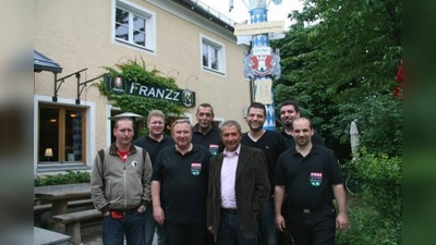 Die Wiesenräte freuen sich über die Zusammenarbeit mit den Wirten Benedikt Symeonidis senior und junior. V.l. Markus Westenhuber, Markus Huber, Georg Felbermayr, Toni Hinkofer, Benedikt Symeonidis sen., Benedikt Symeonidis juni., Peter Denk und Andreas Koos. (Foto: US)