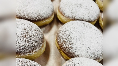 Ob wie hier mit Puderzucker oder mit verschiedensten Glasuren: Warum sind Krapfen ausgerechnet zur Faschingszeit so beliebt? (Foto: hw)