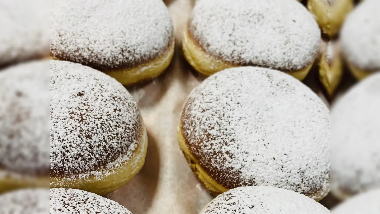 Ob wie hier mit Puderzucker oder mit verschiedensten Glasuren: Warum sind Krapfen ausgerechnet zur Faschingszeit so beliebt? (Foto: hw)