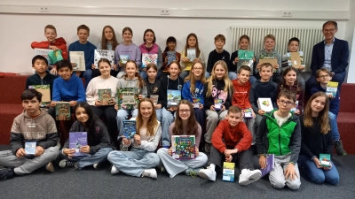 Die Schülerinnen und Schüler des Max-Born-Gymnasiums zeigten beim Känguru-Wettbewerb, dass sie super in Mathe sind. Und im Knobeln. Schulleiter Thomas Höhenleitner freute sich mit ihnen. (Foto: MBG)