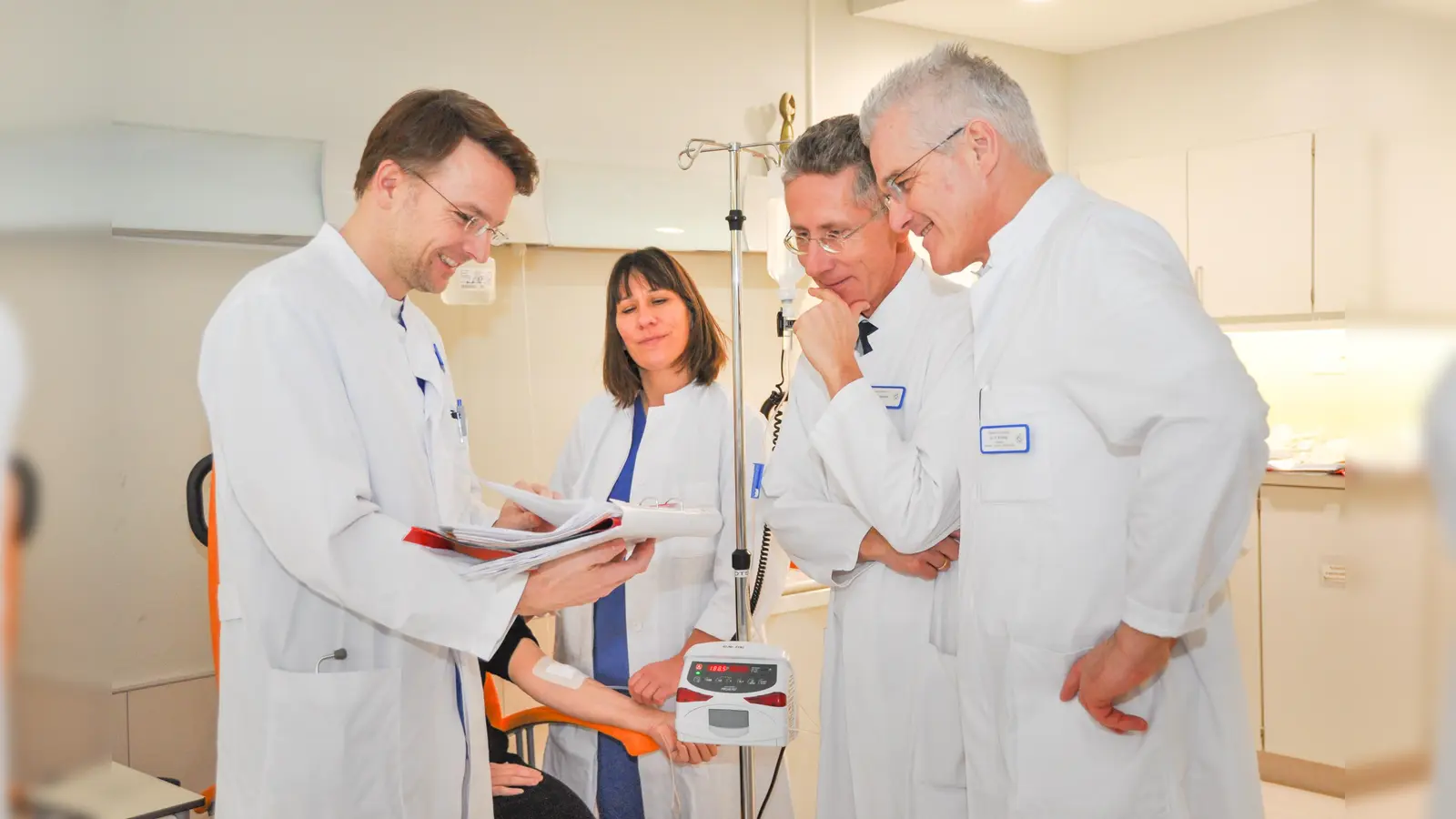 Interdisziplinäres Behandlungsteam im Darmzentrum Ebersberg. Von links: Oberarzt Dr. Daniel Plecity, Bereichsleiterin Ingrid Schwarz, Chefarzt Prof. Thomas Bernatik und Chefarzt Dr. Peter Kreissl. (Foto: Sybille Föll)