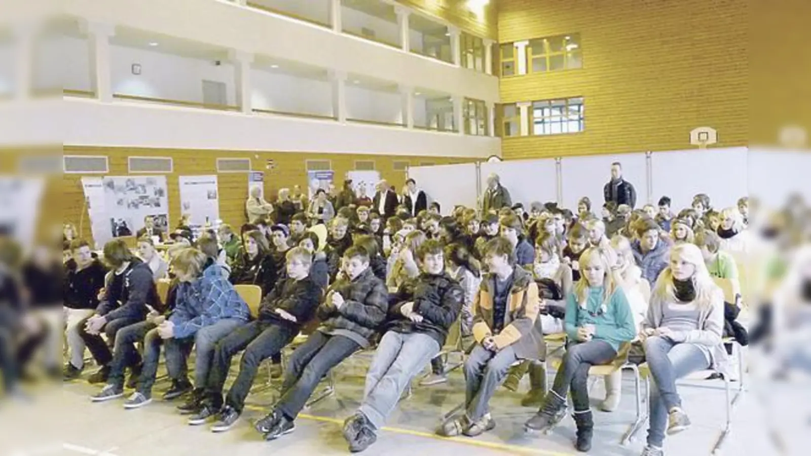 Viele Mittelschüler der achten und neunten Klassen kamen nach Oberding und nutzten rege die Chance, mit den vertretenen Firmen in Kontakt zu treten.	 (Foto: bb)