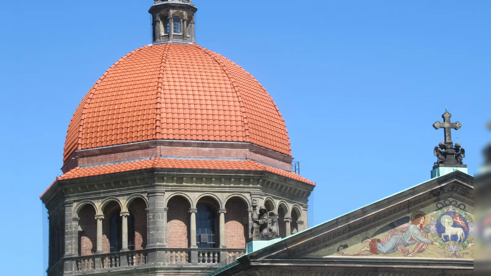 Die 2019 mit Ziegeln eingedeckte Vierungskuppel von St. Ursula (Foto: Albert Mues)
