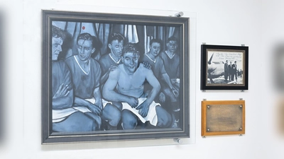 Dieses Kunstwerk schenkten Fans aus Manchester dem Universitätsklinikum vor fünf Jahren in Erinnerung und zum Dank für die Versorgung der Verletzten des Flugzeugunglücks. (Foto: Kathrin Czoppelt/Klinikum Rechts der Isar)