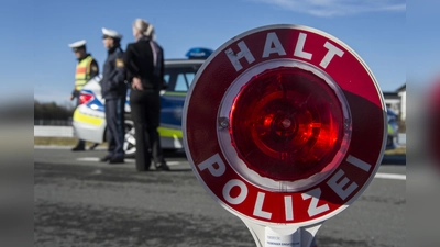 „Halt Polizei”. Im Bereich Aubing sorgt die Polizeidirektion 45 für Sicherheit. (Foto: Bayerische Polizei)