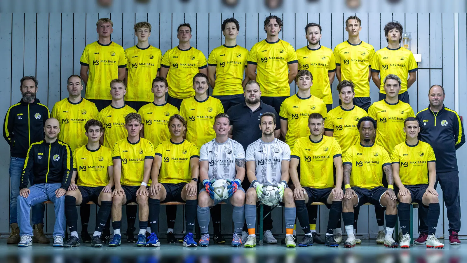 In neuem Gewand: Max Baier (Mitte) hat der 1. Mannschaft des SC Weßling e.V. neue Trikots gesponsort. (Foto: Leon Jaekel)