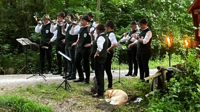 Die Brucker Jagdhornbläser gaben ein Konzert im Allinger Obermoos. (Foto: Gemeinde Alling)