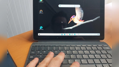 Ob über PC, Tablet oder Handy – viele Behörden”gänge” können bequem von zu Hause aus erledigt werden. So spart man Zeit und weite Wege. (Symbolbild: bas)