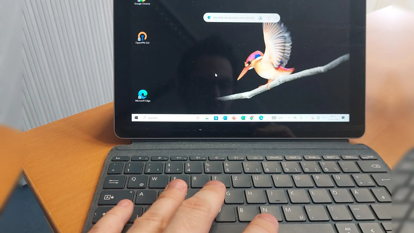 Ob über PC, Tablet oder Handy – viele Behörden”gänge” können bequem von zu Hause aus erledigt werden. So spart man Zeit und weite Wege. (Symbolbild: bas)