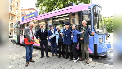Sie alle freuen sich auf interessierte „Münchentram”-Fahrtteilnehmer: Christian Dechant (l.), der Fahrer (2.v.l.), ein Mitglied des „Vereins Freunde des Münchner Trambahnmusem” in historischer Uniform (3.v.r.) und die Stadtführer, welche die Touren abwechselnd begleiten.  (Foto: MVG)