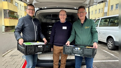 Freuten sich über die Spenden (von links): Clubmitglied Gerhard Haimerl, Rotary-Präsident Matthias Marwege und Tafelleiter Wolfgang Wilhelm. (Foto: Sozialdienst Germering e.V.)