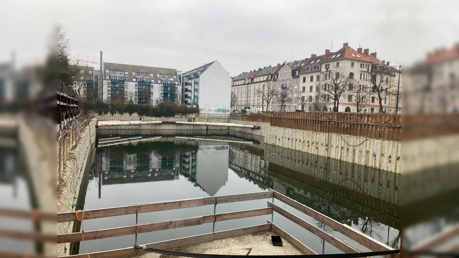 Oh weh - ein See! Das Sendlinger Loch ist mit Wasser vollgelaufen. Könnte das zu Schäden an den umliegenden Häusern und Wegen führen? Anwohnerinnen und Anwohner machen sich deshalb Sorgen. (Foto: lsc)