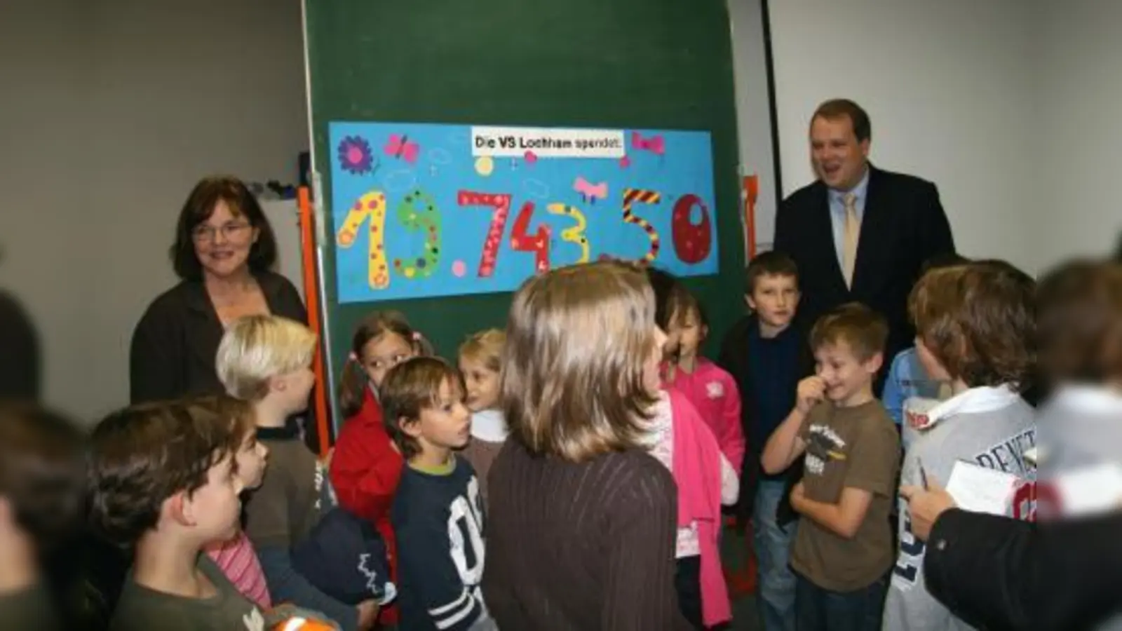 Mit ihrem „Run for help“ erzielten die Schüler der Lochhamer Schulen einen unglaublichen Spendenerfolg von 19.743,50 Euro.<br>Grundschüler übergaben das Geld in Gegenwart des Gräfelfinger Bürgermeisters Christoph Göbel (rechts) symbolisch am Montag an Hildegard Schnitzler (links) von der Deutschen MS-Gesellschaft. (Foto: US)