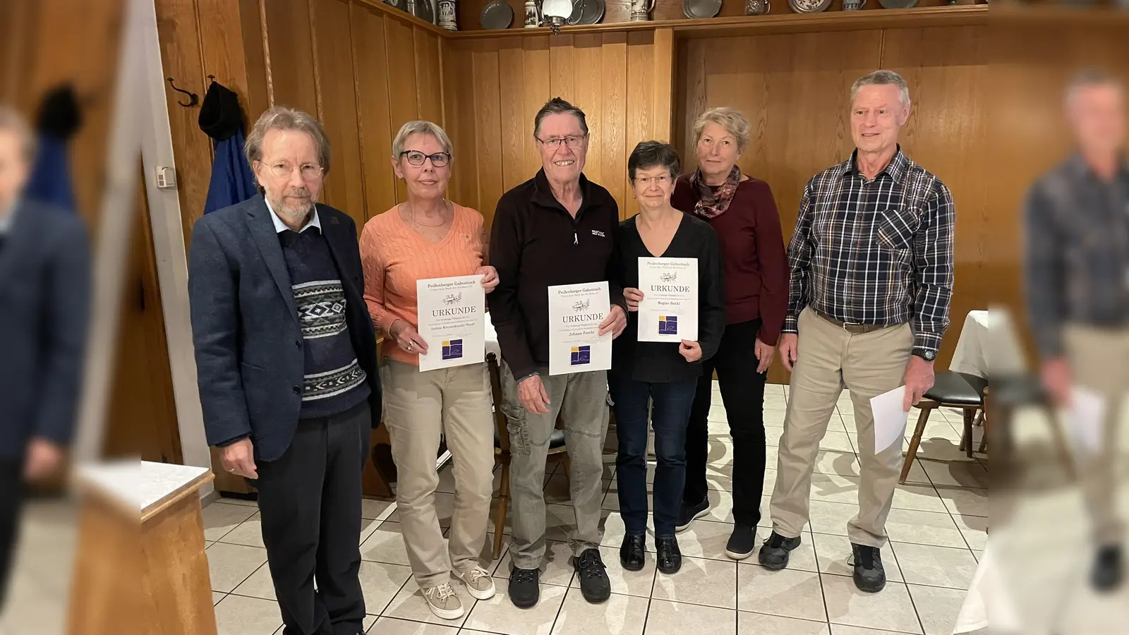 Dr. Rainer Mogh, Sabine Kennerknecht-Sendl, Johann Ferchl, Regina Zankl, Inge Mader und Rudi Fischer (v. l.). (Foto: Peißenberger Gabentisch)
