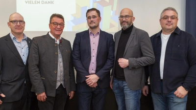 Fünf Experten stehen Rede und Antwort zum Plieninger Kreisel: v. l. Jürgen Rappold, Roland Frick, Daniel Drachenberg, Thomas Schächtel und Martin Niedenzu.  (Foto: J.Dziemballa/T. Schächtel)