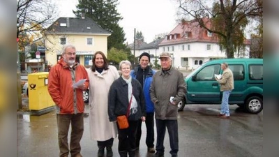 „Der Rüttenauer Platz soll zu einem urbanen Zentrum für den westlichen Teil von Obermenzing werden“, meinen die Initiatoren Graciela de Cammerer, Christel Dill, Peter Knoch und Hanns Böck. Ganz links der Verantwortliche im Gartenbaureferat, Norbert May. (Foto: privat)