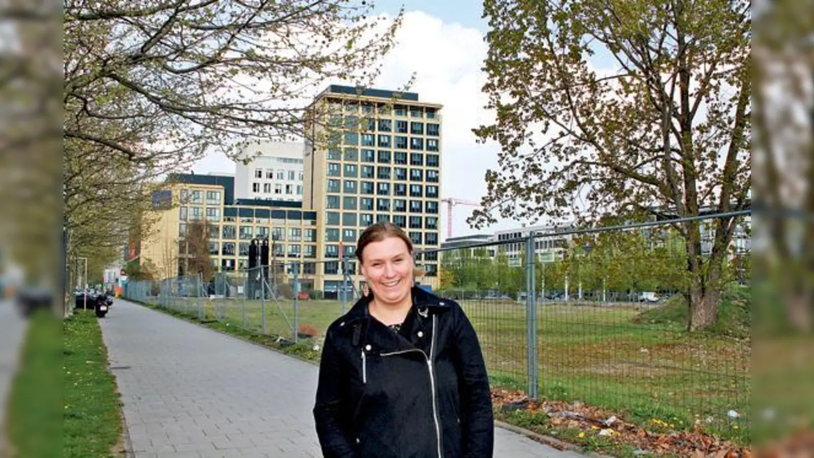 Dorothea Wiepcke vor dem brachliegenden Baugrundstück an der Lyonel-Feininger-Straße.	 (Foto: js)