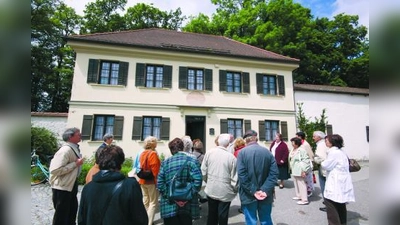 Die Reisegruppe der AWO Pasing vor dem Lenbach-Geburtshaus in Schrobenhausen. (Foto: pi)
