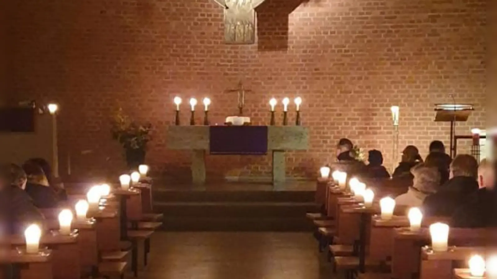 Die schlichten und einstimmigen Gesänge in der nur von Kerzen erleuchteten Offenbarungskirche wechseln sich mit kurzen Texten ab. (Foto: Kirchengemeinde Sophie Scholl)