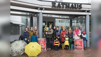 Das Volksbegehren soll nicht gegen die Bauern gerichtet sein, sondern der Natur helfen. Darauf legen die Unterstützer, wie hier die Rathauslotsen in Finsing, großen Wert. (Foto: VA)