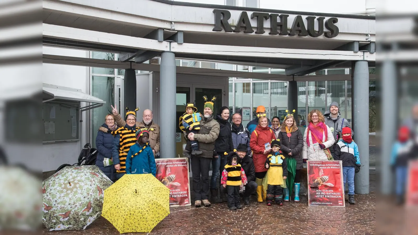Das Volksbegehren soll nicht gegen die Bauern gerichtet sein, sondern der Natur helfen. Darauf legen die Unterstützer, wie hier die Rathauslotsen in Finsing, großen Wert. (Foto: VA)