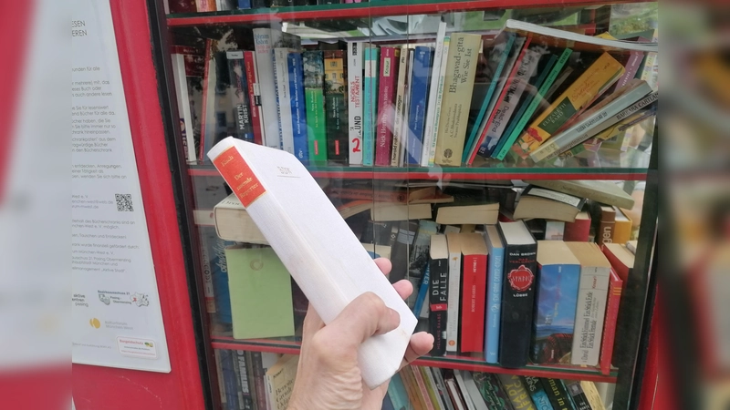 Egon Erwin Kischs „Der rasende Reporter” im Bücherschrank auf dem Pasinger Rathausplatz. (Foto: job)