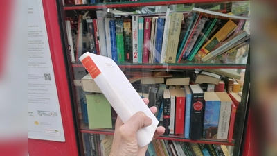 Egon Erwin Kischs „Der rasende Reporter” im Bücherschrank auf dem Pasinger Rathausplatz. (Foto: job)