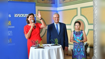 Landtagspräsidentin Ilse Aigner, Bayerns Innen- und Integrationsminister, Joachim Herrmann, sowie die Integrationsbeauftragte der Bayerischen Staatsregierung, Gudrun Brendel-Fischer, haben den Bayerischen Integrationspreis verliehen. (Foto: Rolf Poss/Archiv Bayerisches Staatsministerium)