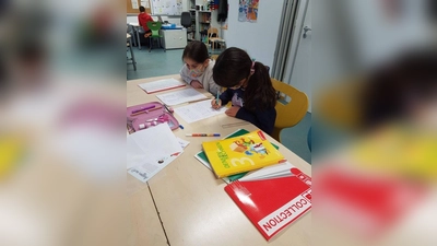 Die Fachkräfte im SOS-Kindertageszentrum unterstützen beim Homeschooling und sind in gutem Austausch mit den jeweiligen Lehrkräften und Schulen (Foto: © SOS-Kinderdorf München)