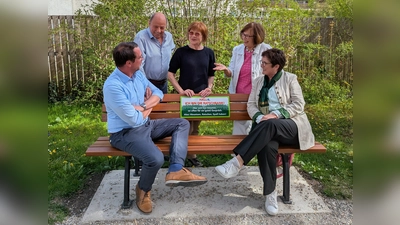 Erster Bürgermeister Maximilian Platzer und seine Vorgängerin Brigitte Kössinger sind auf der Ratschbank bereits tief im Gespräch mit den Mitgliedern des Seniorenbeirates Sevin Ulukut (Vorsitzender), Ulrike Jung und Gertraud Gschwendtner (stellvertretende Vorsitzende). (Foto: Gemeinde Gauting)