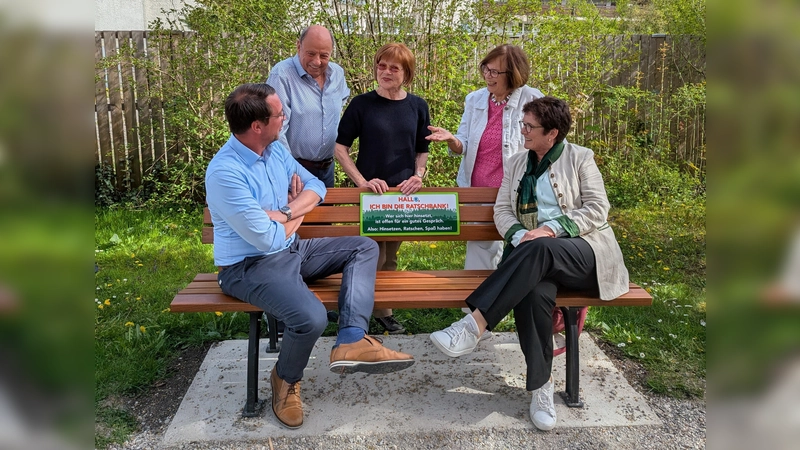 Erster Bürgermeister Maximilian Platzer und seine Vorgängerin Brigitte Kössinger sind auf der Ratschbank bereits tief im Gespräch mit den Mitgliedern des Seniorenbeirates Sevin Ulukut (Vorsitzender), Ulrike Jung und Gertraud Gschwendtner (stellvertretende Vorsitzende). (Foto: Gemeinde Gauting)