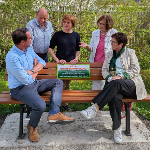 Erster Bürgermeister Maximilian Platzer und seine Vorgängerin Brigitte Kössinger sind auf der Ratschbank bereits tief im Gespräch mit den Mitgliedern des Seniorenbeirates Sevin Ulukut (Vorsitzender), Ulrike Jung und Gertraud Gschwendtner (stellvertretende Vorsitzende). (Foto: Gemeinde Gauting)