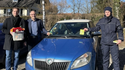 Benjamin Bursic (l.) und Bürgermeister Michael Sturm verteilen die Rosen, Andreas Peinkofer (r.) steckt grüne oder gelbe Karten unter die Scheibenwischer.  (Foto: pst)