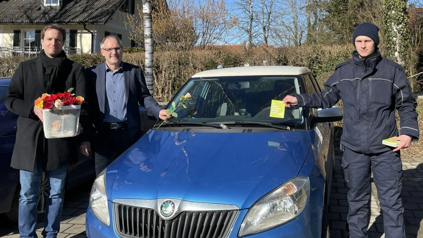 Benjamin Bursic (l.) und Bürgermeister Michael Sturm verteilen die Rosen, Andreas Peinkofer (r.) steckt grüne oder gelbe Karten unter die Scheibenwischer.  (Foto: pst)