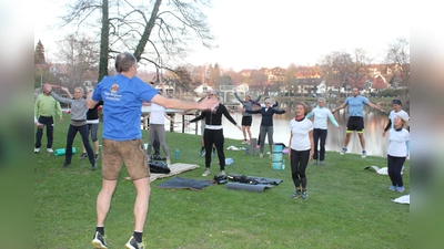 Am Montagabend findet auf der Liegewiese am Klostersee das erste Ebersberger Lederhosentraining statt. Heuer natürlich mit größeren Abstand.  (Foto: Stefan Dohl)