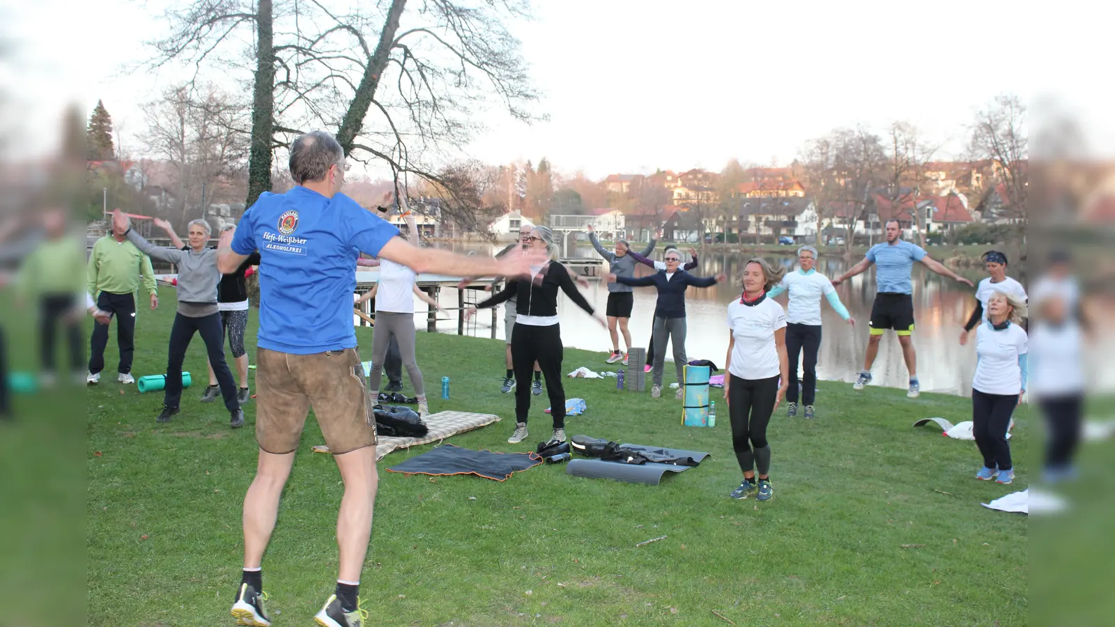 Am Montagabend findet auf der Liegewiese am Klostersee das erste Ebersberger Lederhosentraining statt. Heuer natürlich mit größeren Abstand.  (Foto: Stefan Dohl)