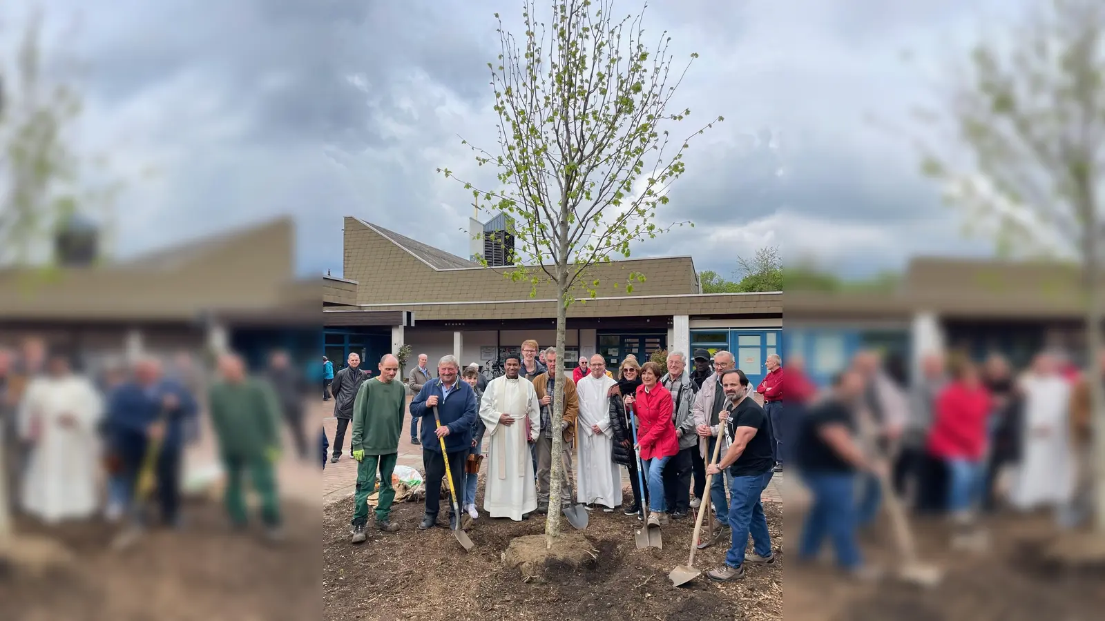  Stefan Ruoff, 2. Vors. Gartenbauverein, Altbürgermeister Georg Reitsberger, Pater Bright Jakob, Felix Edelmann, Peter Donhauser, Patrick Wiesinger, Ilona Dreier, Maria Wirnitzer 1. Vorsitzende Gartenbauverein,Josef Stettner, Franz Bichlmeier und Helmut Ertel (VHS) bei der Pflanzung im Pfarrhof. (Foto: vhs Vaterstetten)