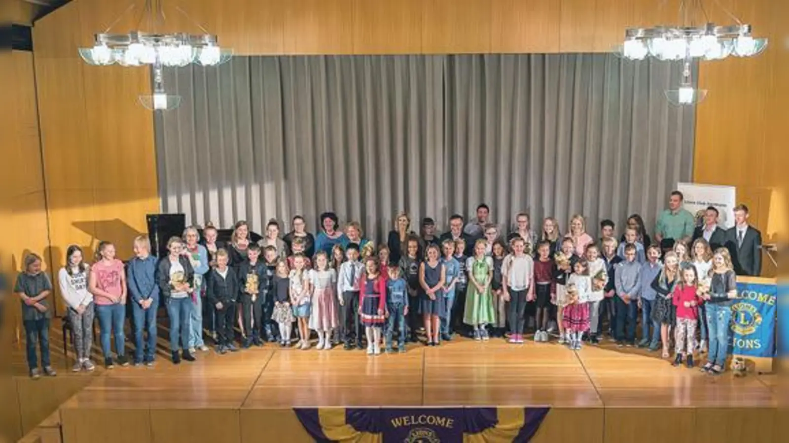 Ein Gruppenfoto mit allen Preisträgern sowie ihren Lehrkräften und Unterstützern.	 (Foto: B. Bartsch)