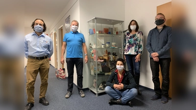 Dr. Helmut Ertel, Geschäftsführer der VHS Vaterstetten, leitete das Projekt. Thilo Bauer, Annika Deutschmann, Sylvia Schuster, Thilo Schweiberger (von links) und Claudia Birngruber (fehlt auf dem Foto) berichteten von ihrem persönlichen Umbruch Ost. (Foto: vhs Vaterstetten)