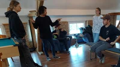 Die Junge Bühne Moosburg bei den Proben ihres ersten Theaterstückes. (Foto: Bühne Moosburg)