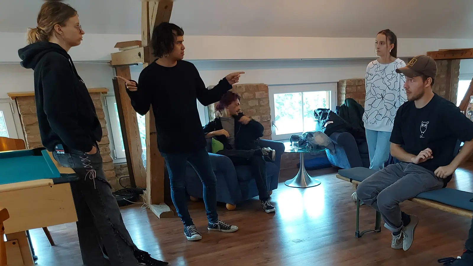 Die Junge Bühne Moosburg bei den Proben ihres ersten Theaterstückes. (Foto: Bühne Moosburg)