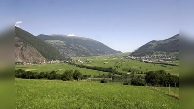 Blick auf zwei Dörfer der Gemeinde Mals: links Laatsch, rechts Mals. (Foto: I, Kuebi, CC BY-SA 3.0)