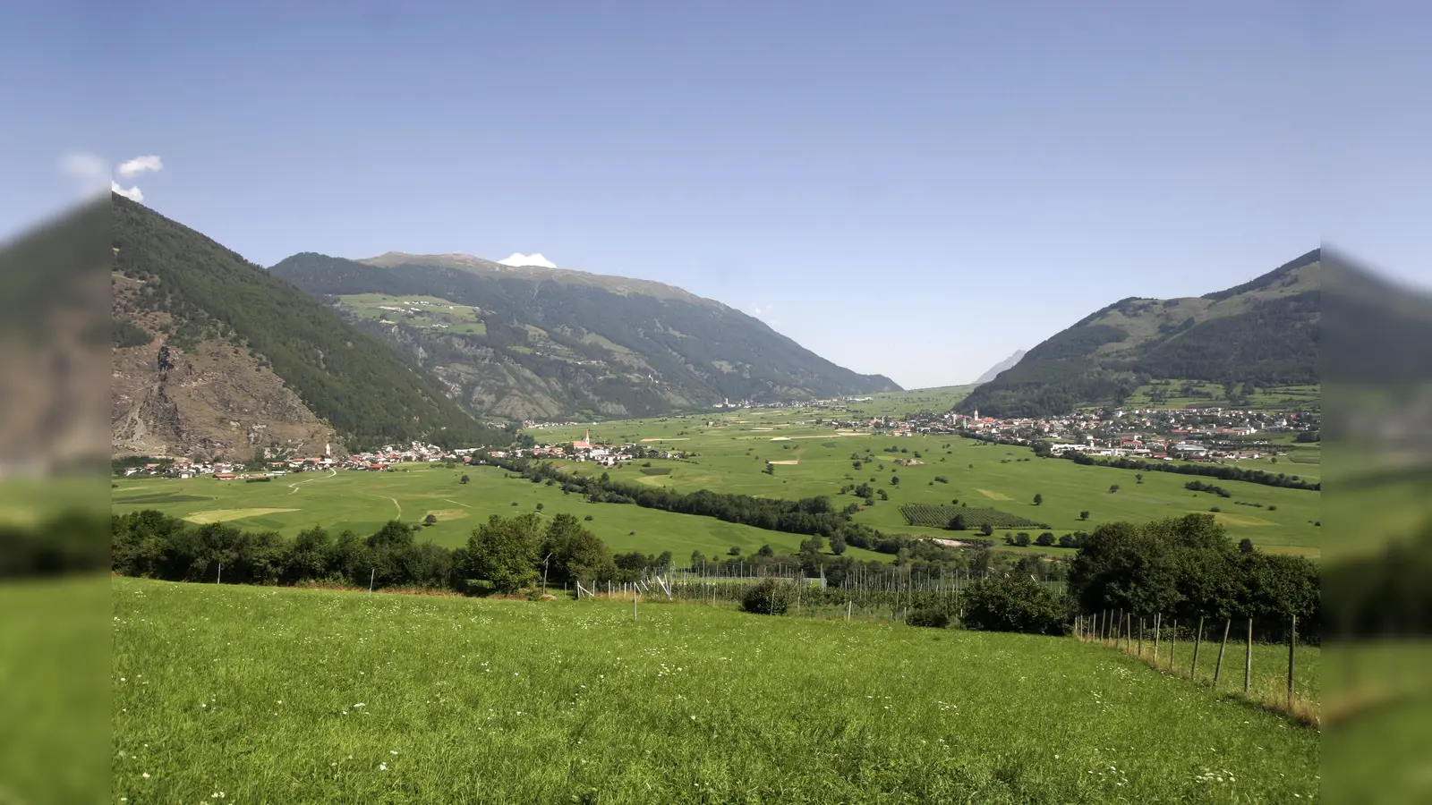 Blick auf zwei Dörfer der Gemeinde Mals: links Laatsch, rechts Mals. (Foto: I, Kuebi, CC BY-SA 3.0)